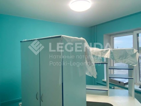 Белые матовые потолки с классическим скрытым карнизом