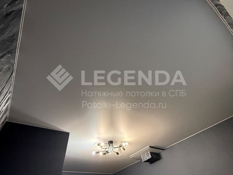 Матовый натяжной потолок белого цвета с люстрой (11.7м²)