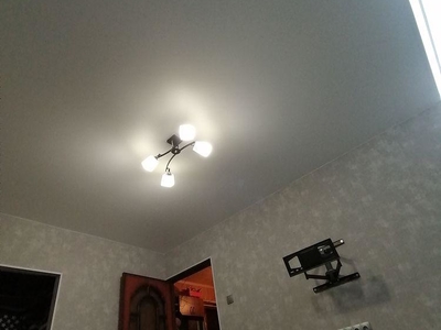 Натяжного потолка с люстрой и скрытым карнизом с подсветкой 