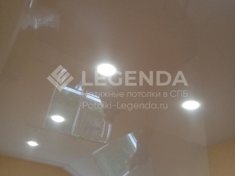 Глянцевый натяжной потолок сложной формы в загородном доме