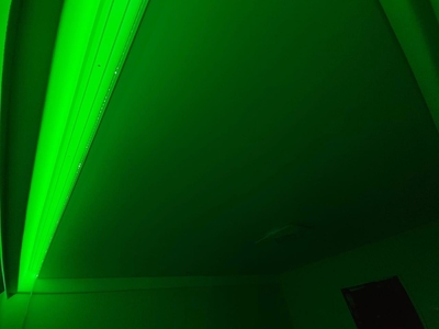 RGB-подсветка классического скрытого карниза на натяжном потолке в спальной 
