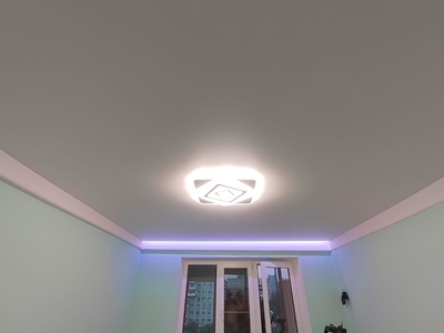 RGB-подсветка классического скрытого карниза на натяжном потолке в спальной 