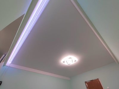 RGB-подсветка классического скрытого карниза на натяжном потолке в спальной 