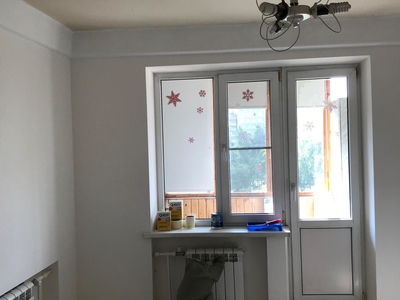 RGB-подсветка классического скрытого карниза на натяжном потолке в спальной 