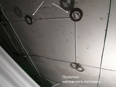 Гостиная - парящий натяжной потолок с точечными светильниками 