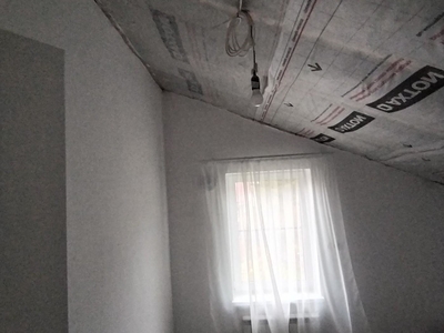 Натяжной потолок под наклоном в загородном доме 