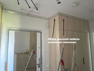 Обход высокой мебели натяжным потолком, закладная под декоративную стенку из деревянных реек 