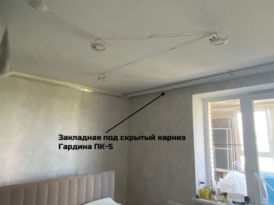 Обход высокой мебели натяжным потолком, закладная под декоративную стенку из деревянных реек 