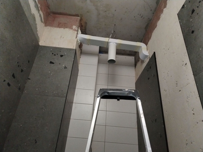 Натяжные потолки со светом и тенью в санузлах 