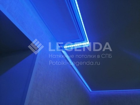 Контурный натяжной потолок в сочетании с двухуровневым потолком и скрытым карнизом для штор