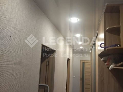 Глянцевый натяжной потолок в прихожей с обходом высокого шкафа