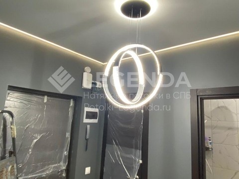 Контурные натяжные потолки в коридоре