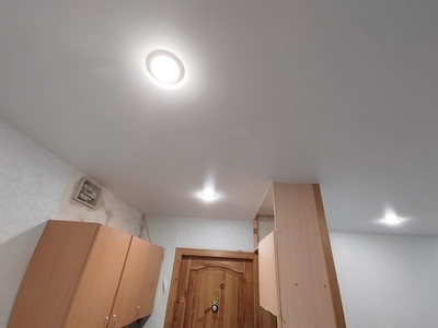 Натяжные потолки в квартиру студию. Обход потолком высокой мебели 