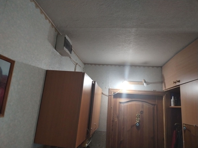 Натяжные потолки в квартиру студию. Обход потолком высокой мебели 