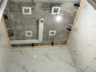 Теневые натяжные потолки и классический скрытый карниз 