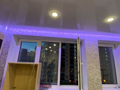 Натяжные потолки с гардиной ПК-15 для скрытого карниза. С RGB-подсветкой штор 
