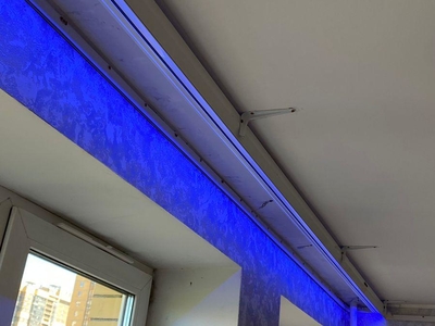 Натяжные потолки с гардиной ПК-15 для скрытого карниза. С RGB-подсветкой штор 