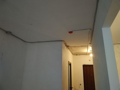 Натяжные потолки в три помещения, много светильников 