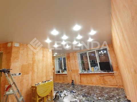 Натяжные потолки в три помещения, много светильников