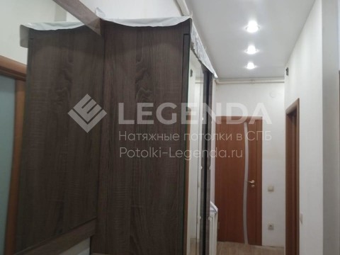 Натяжной потолок в коридор-прихожую
