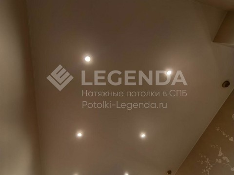 Натяжные потолки MSD Evolution с гардиной АМ-1 и классическими скрытыми карнизами