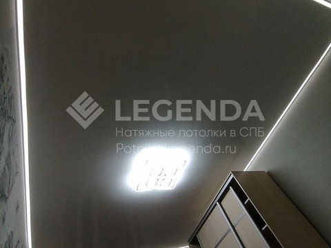 Контурный, глянцевый натяжной потолок с люстрой