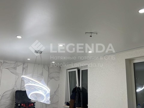Натяжные потолки в квартиру 70м². Накладные карнизы