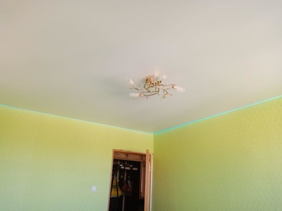 Контурный натяжной потолок с RGB-подсветкой 