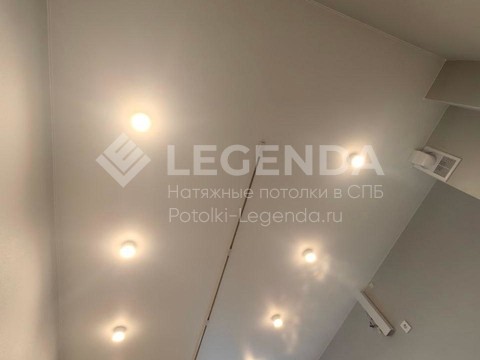 Натяжные потолки во всей квартире с гардинами ПК-15 и накладными светильниками