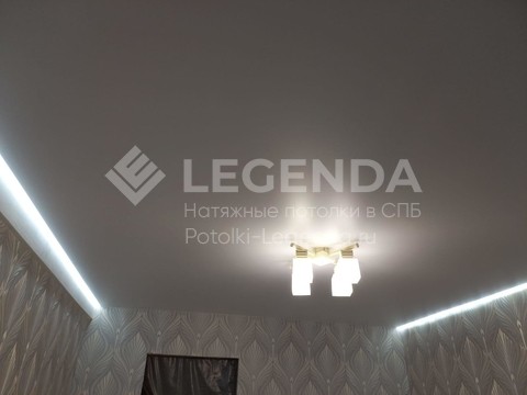 Парящий натяжной потлок с одной люстрой и скрытым карнизом