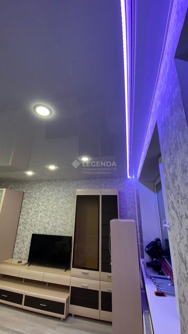 Глянцевый натяжной потолок с RGB- подсветкой скрытого карниза в гостиной &ndash; Фото 1
