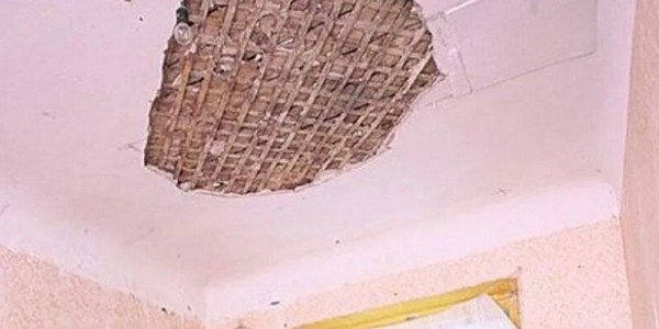 Деревянные потолочные перекрытия, с обвалившейся штукатуркой