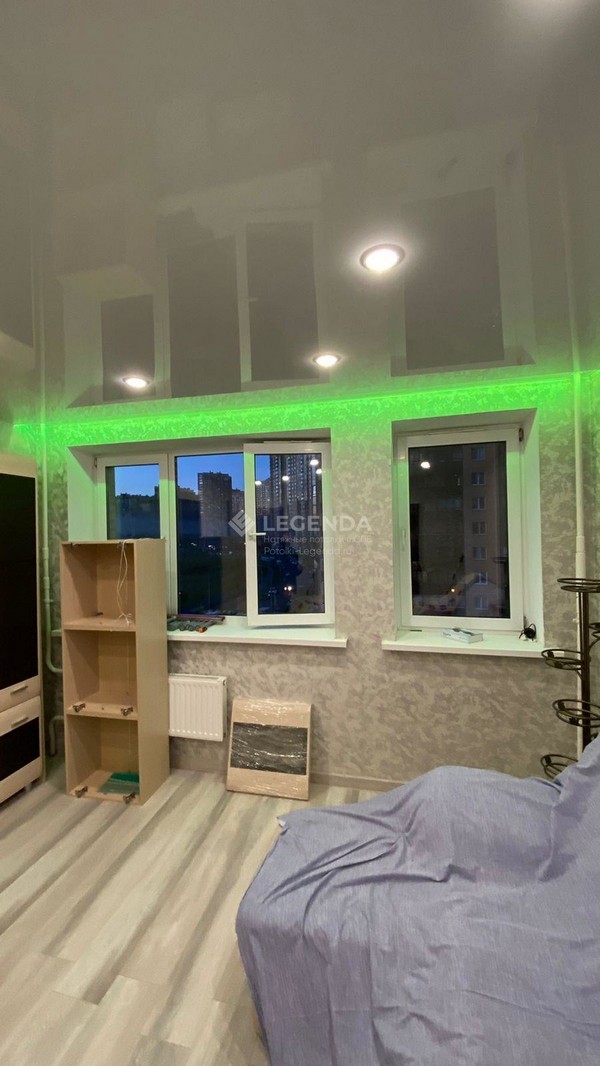 Глянцевый натяжной потолок со скрытым карнизом с RGB-подсветкой в спальной &ndash; Фото 3