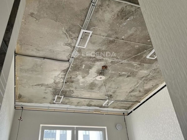Спальная комната с натяжным потолком с прямоугольными светильниками в процессе установки &ndash; Фото 5
