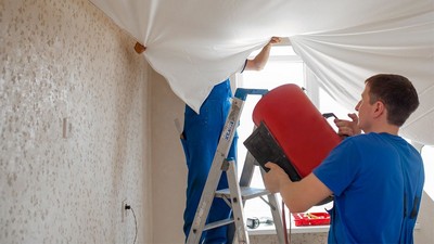 В процессе монтажа ПВХ натяжного потолка