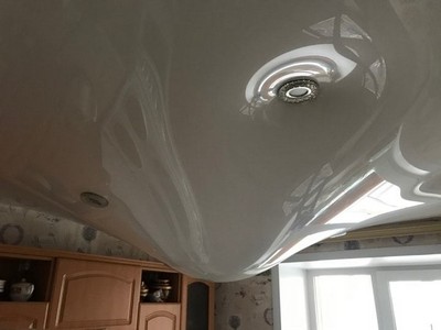 ПВХ натяжной потолок удерживает воду при затоплении соседями сверху